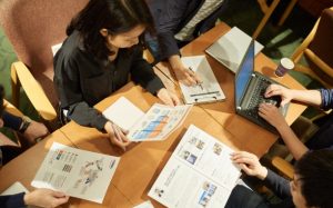 作中の会社シーン、リアルとの乖離がひどくて草