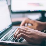 「勤務中に原稿したい」！？同人女子たちの新たな原稿作業スタイル【やってみたい】