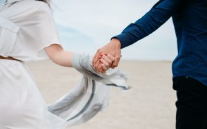 【オタクの鏡】推し声優が既婚者と判明した時、ファンの対応は…?