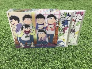 【おそ松さん】かくれエピソードCD「松野家のわちゃっとした感じ」 のメーカー特典・描き下ろし収納BOXの絵柄を公開